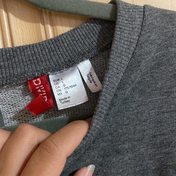 🤍 Grey Crewneck - Picture 2 of 3